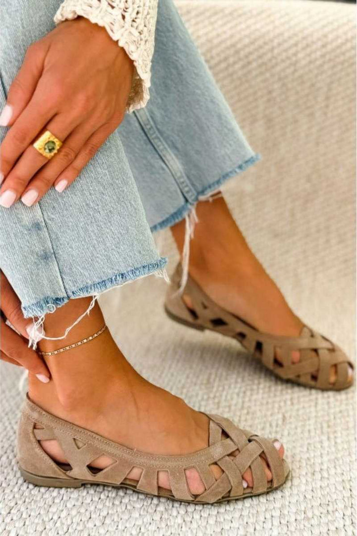 BETTY | OPEN TOE FLAT CROSS-STRAP SANDALS
